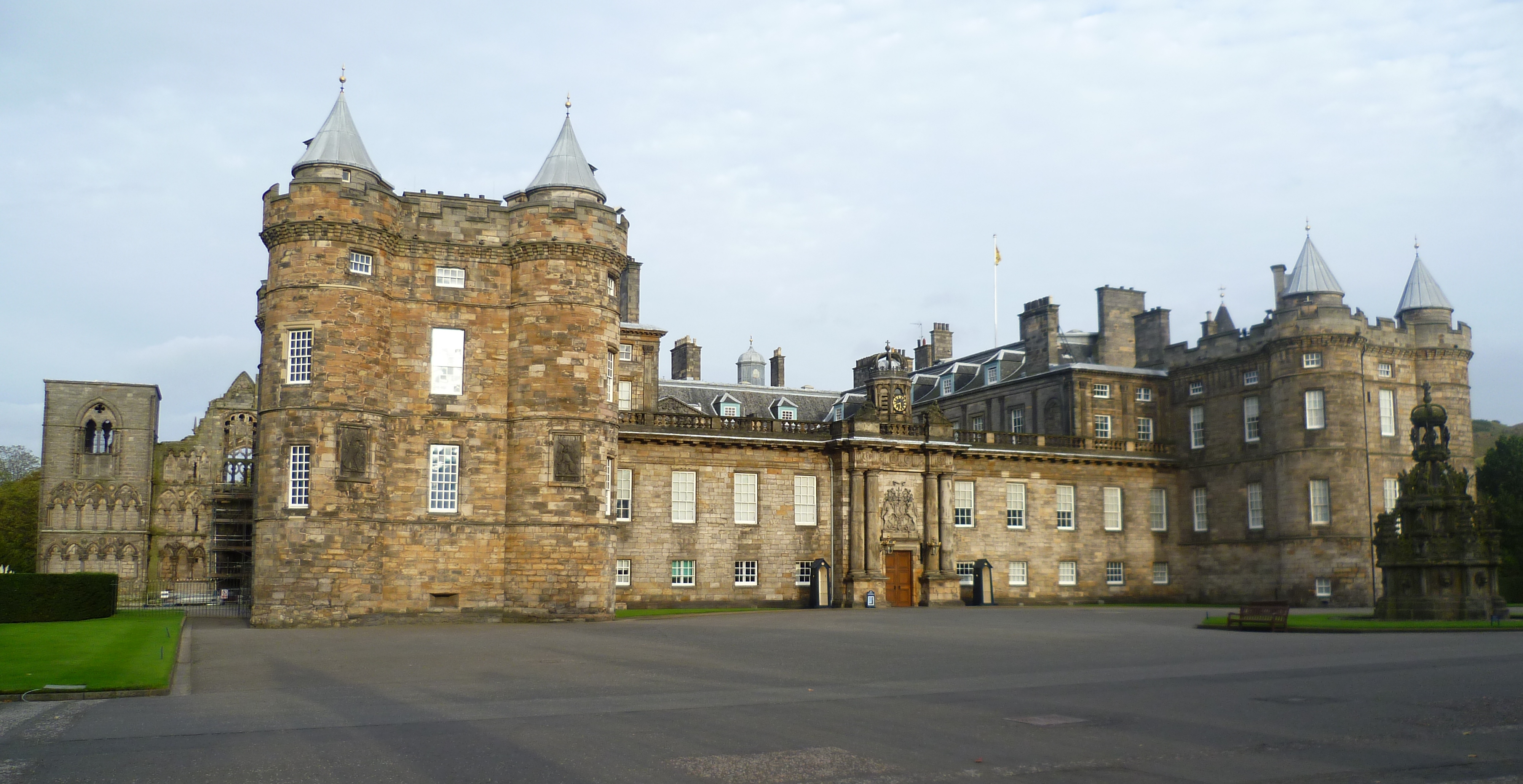 Holyrood Palace ©WikiMedia Commons User Kim Traynor